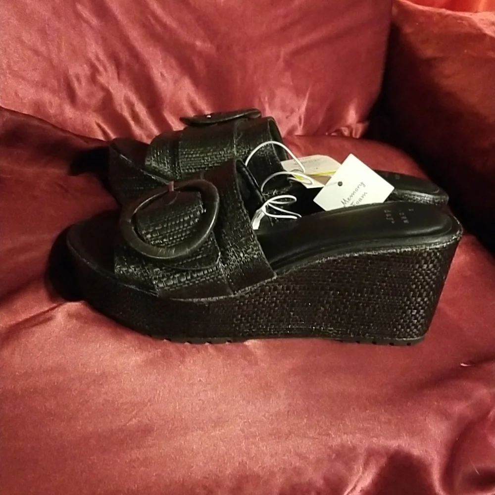 NWT size 7.5. 3 inch wedge slide memory foam rugged sole